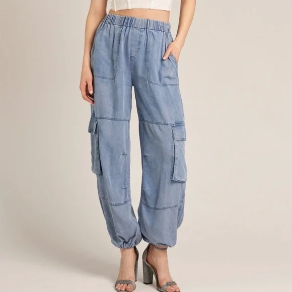 🔴SOLD OUT En Créme Light Denim Tencel Cargo Pants - Picture 1 of 5